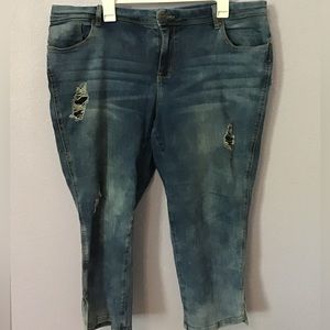 Maurices size 20 capri pants.